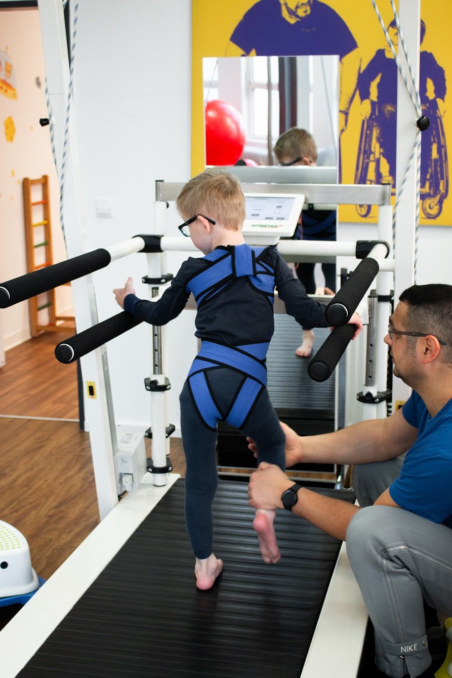 Ein Kind das eine Übung im Rahmen der NART absolviert