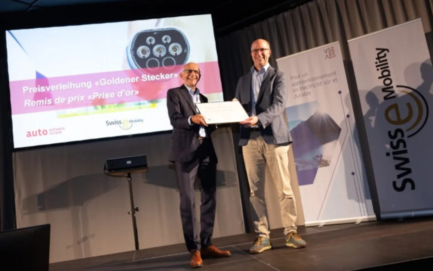 Der ehemalige auto-schweiz Direktor Andreas Burgener (links) überreich den Goldenen Stecker der Elektromobilität 2025 an Librec-Gründer und CEO Jodok Reinhard