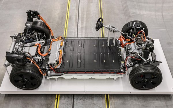 Hochvoltbatterie samt Leistungselektronik eines Porsche Macan