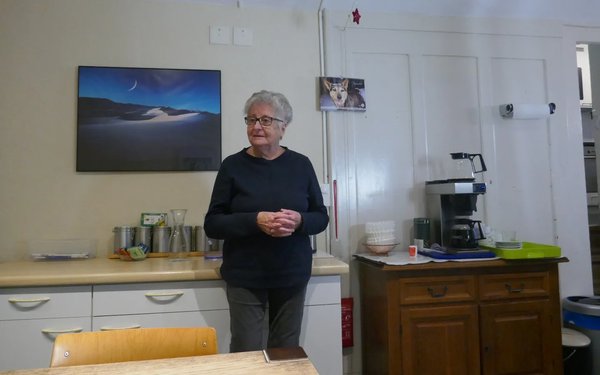 La salle de séjour est une offre de la Communauté de travail des Églises chrétiennes de la région de Berne (AKiB). Depuis 1978, du café y est servi gratuitement.