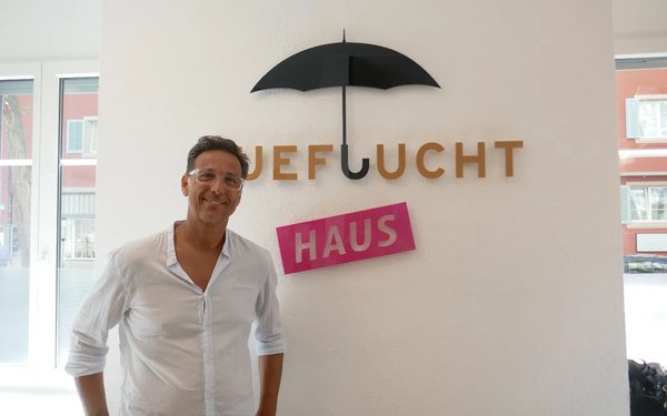 Chris Stocker, le directeur, nous accueille chaleureusement dans ses bureaux fraîchement rénovés.