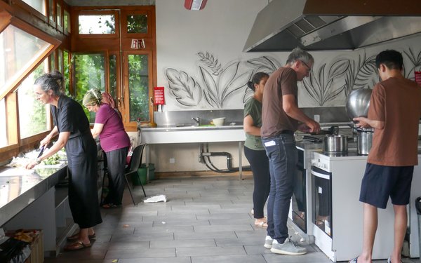 Cuisiner avec des réfugiés – un projet de la Croix-Rouge suisse dans le canton de Berne