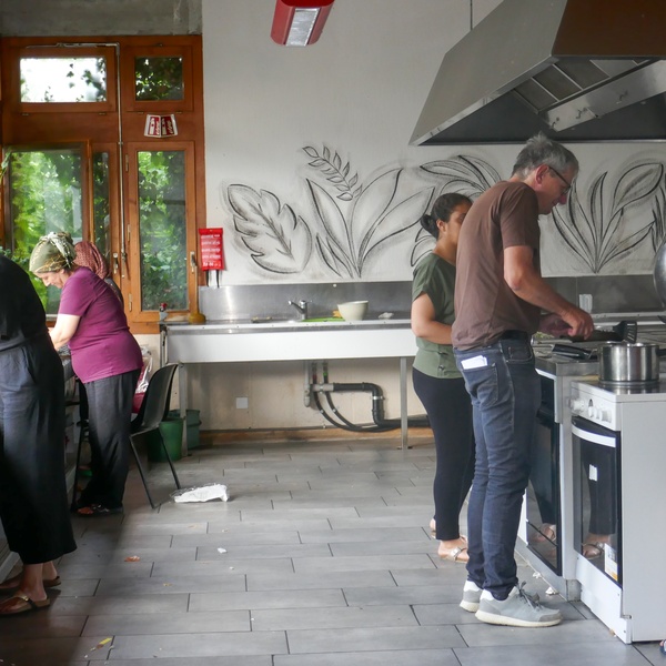 Cuisiner avec des réfugiés – un projet de la Croix-Rouge suisse dans le canton de Berne