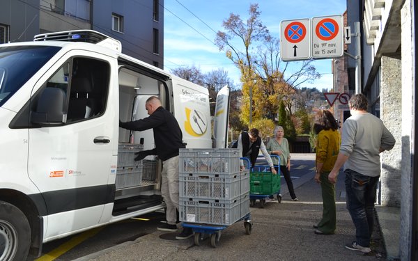 Die Lieferung der Schweizer Tafel trifft ein
