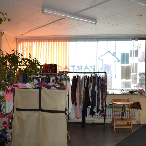 Eingangsbereich von Partage. Secondhand Kleider und Spielsachen sind schön geordnet