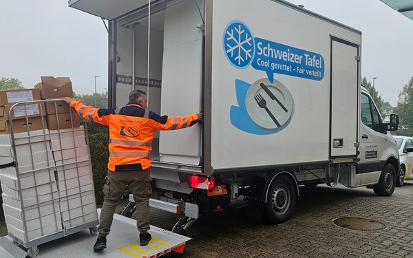 Das Tiefkühlfahrzeug beliefert den Chreiselshop zum 1. Mal