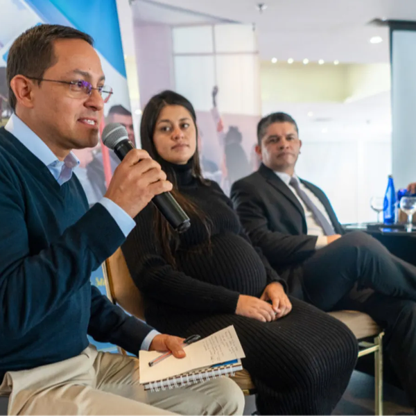 Edilberto García, Direktor von Apoyar, während dem Panel.