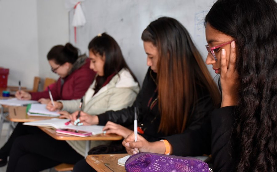 Des jeunes en train d'étudier