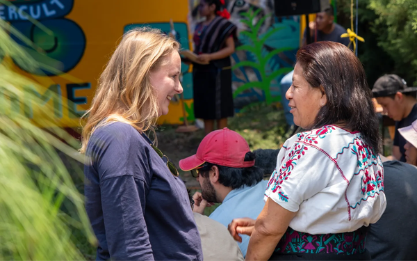 Johanna Freund (links) im Gespräch mit Ana Dionisio Yac vom guatemaltekischen Bildungsministerium