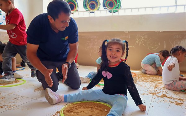Leonardo Marroquín von Vivamos Mejor Guatemala spielt während einer Exkursion mit Kindern in einer kolumbianischen Kita.