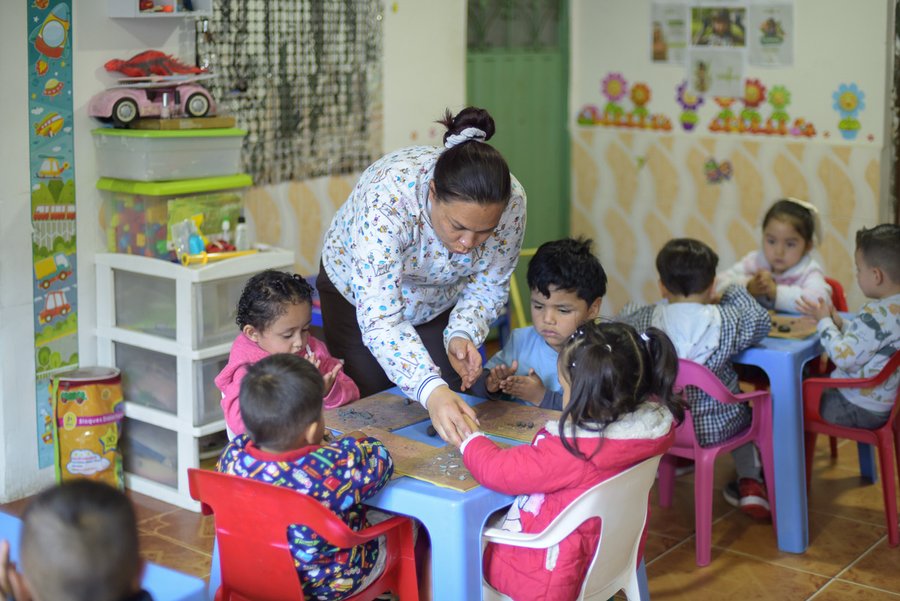 Kita in Kolumbien: Kinder an Tischen