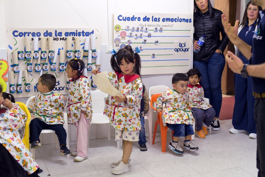 Enfants dans une crèche colombienne devant un tableau des émotions