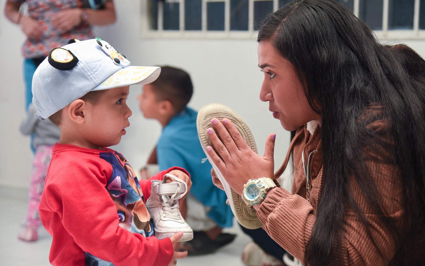 Gestärkte Beziehungen dank der Kita: Die Kolumbianerin Erika Pinzón und ihr 2-jähriger Sohn Joan bei einem Familienworkshop.
