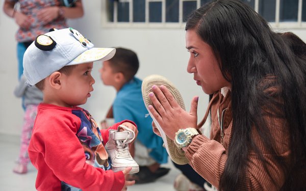 Gestärkte Beziehungen dank der Kita: Die Kolumbianerin Erika Pinzón und ihr 2-jähriger Sohn Joan bei einem Familienworkshop.