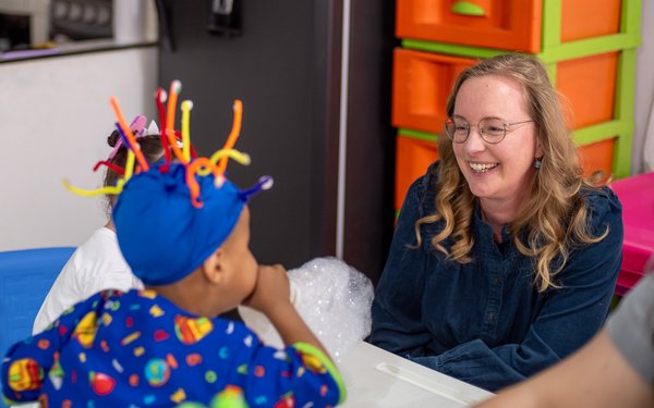 Johanna Freund zu Besuch in einer Kita in Bogotá